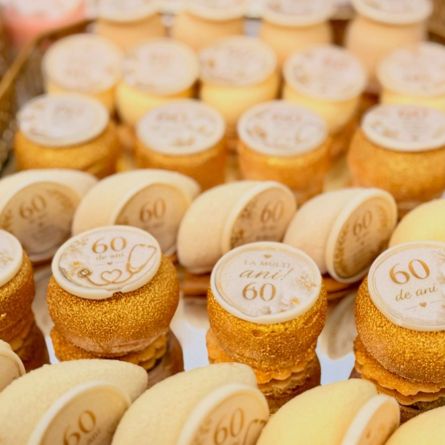Masă de Candy Bar amenajată de Cofetăria Prisi Prod, cu minitarte, macarons și brioșe tematice